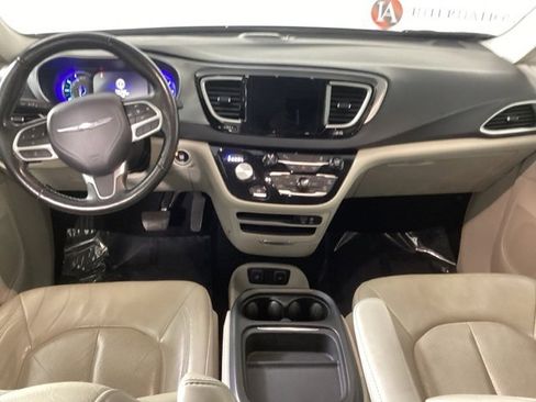 Used 2020 Chrysler Pacifica Touring-L image 11