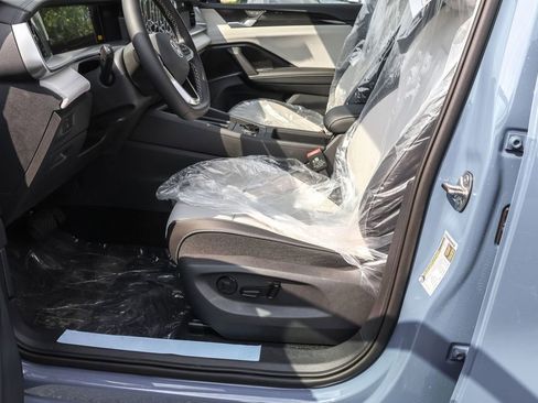 Used 2025 Volkswagen Tiguan SE image 15