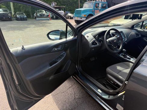 Used 2017 Chevrolet Cruze LT w/ Convenience Package FWD image 11