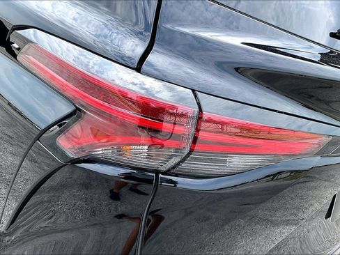 Used 2024 Toyota Sienna Platinum FWD image 29