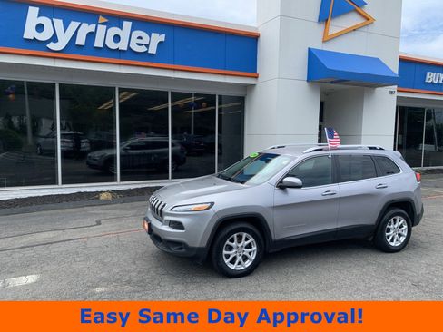 Used 2018 Jeep Cherokee Latitude Plus w/ Cold Weather Group AWD/4WD image 1