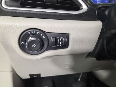 Certified 2024 Chrysler Pacifica Touring-L image 23