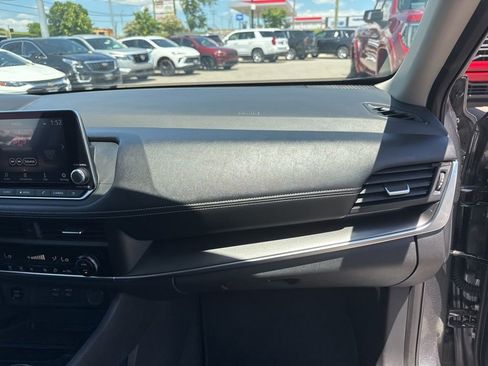 Used 2025 Nissan Rogue SV FWD image 17