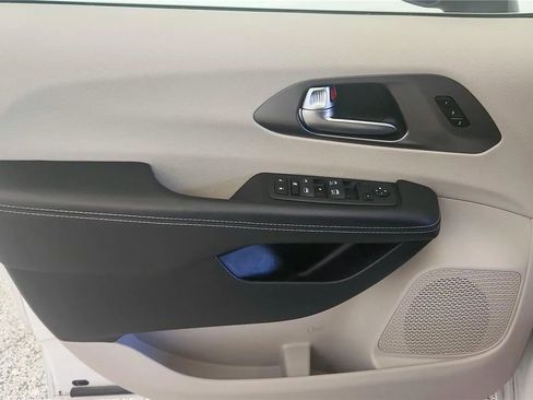 Used 2023 Chrysler Pacifica Touring-L FWD image 32