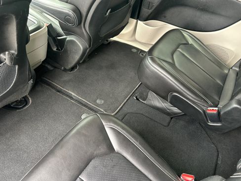 Used 2023 Chrysler Pacifica Touring-L FWD image 13