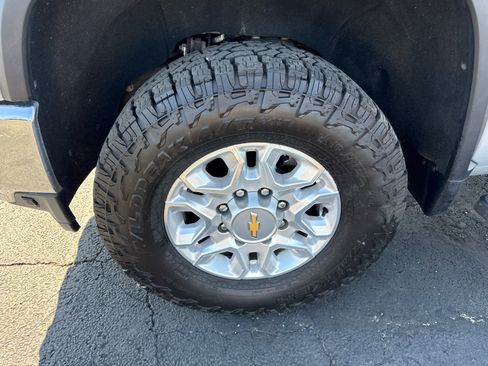 Used 2023 Chevrolet Silverado 3500 LT AWD/4WD image 9