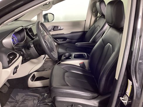 Used 2023 Chrysler Pacifica Touring-L FWD image 16