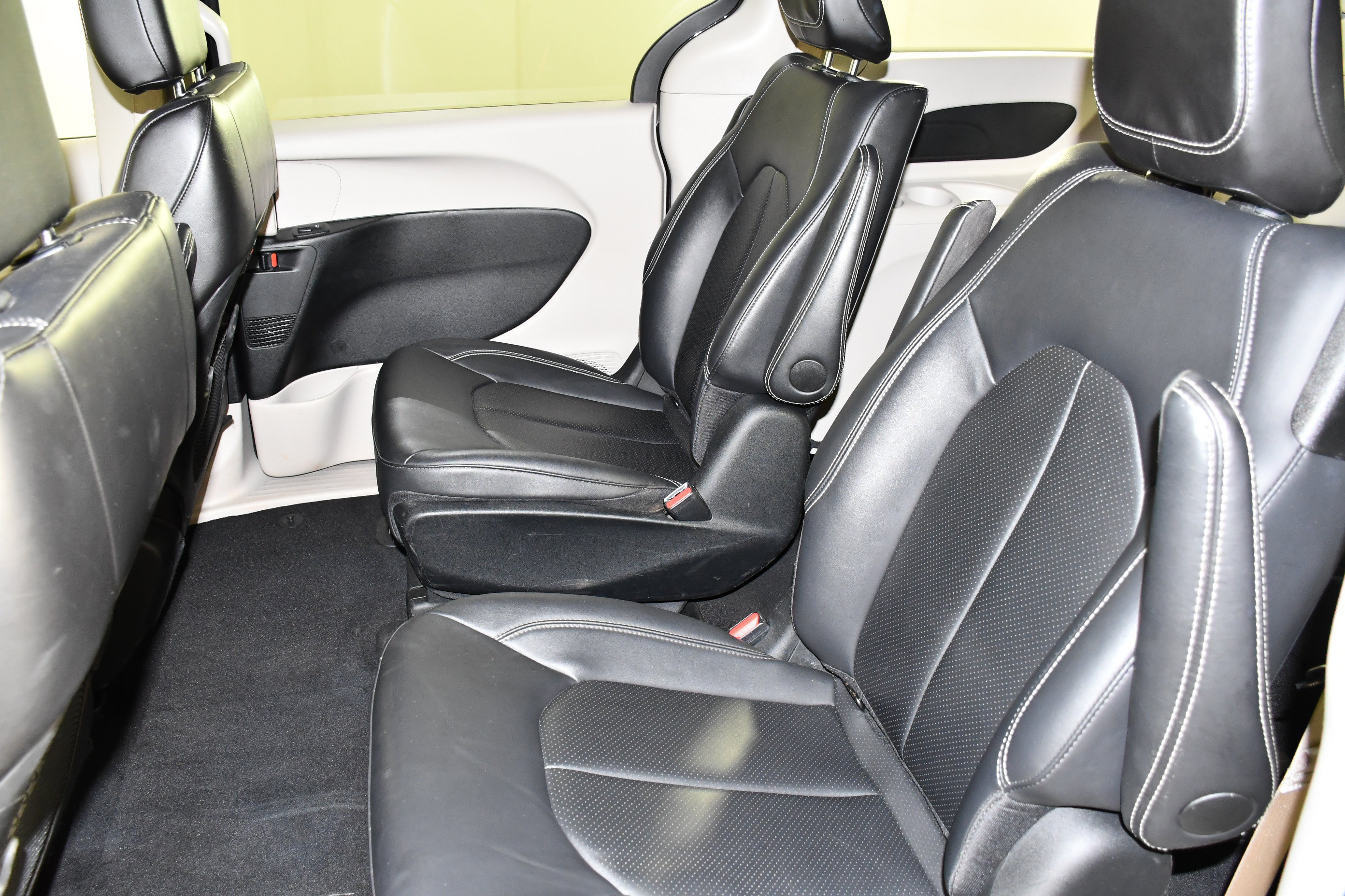 Used 2024 Chrysler Pacifica Limited FWD image 45