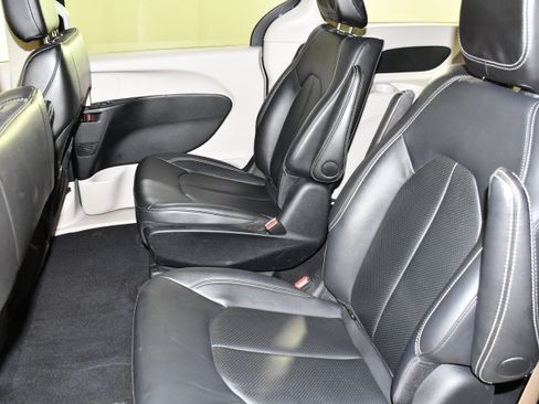 Used 2024 Chrysler Pacifica Limited FWD image 45