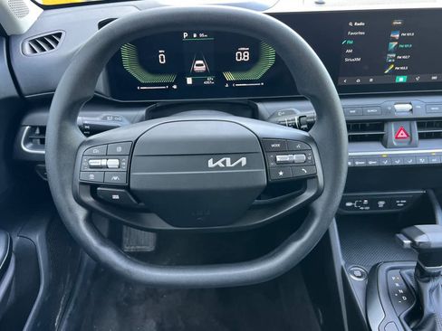 Used 2025 Kia K4 LXS image 16