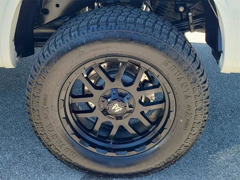 Certified 2022 Nissan Titan SV w/ SV Convenience Package image 13