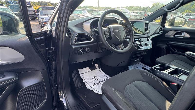 Used 2024 Chrysler Pacifica Touring FWD image 31