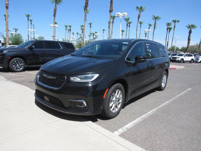 Used 2025 Chrysler Pacifica Select