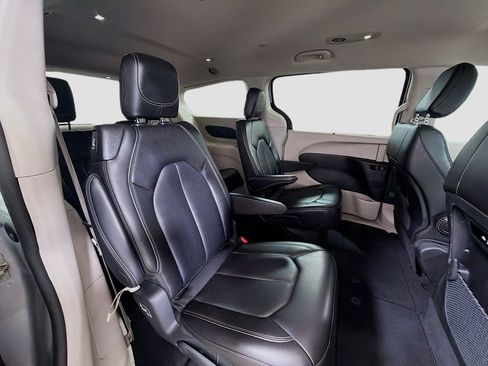 Used 2024 Chrysler Pacifica Touring-L FWD image 28