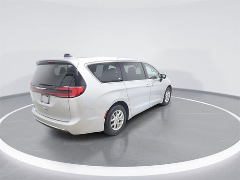 Used 2024 Chrysler Pacifica Touring-L image 7