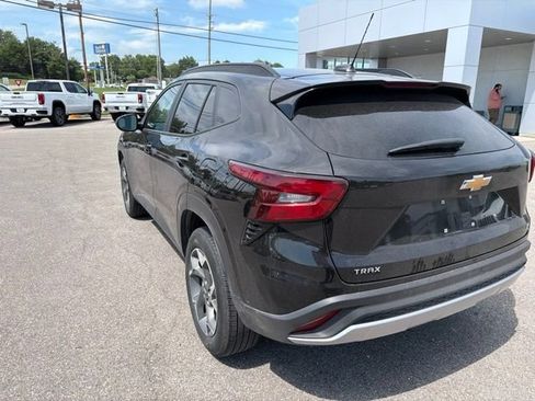 Used 2025 Chevrolet Trax LT FWD image 25