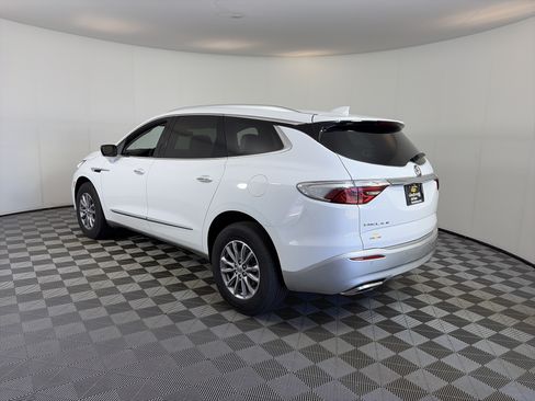 Used 2024 Buick Enclave Essence FWD image 3