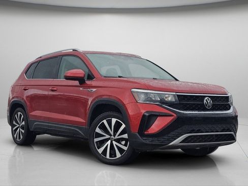 Used 2023 Volkswagen Taos SE w/ Panoramic Sunroof Package AWD/4WD image 2