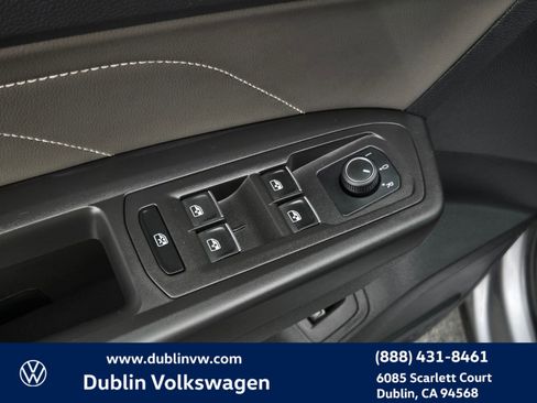 Used 2023 Volkswagen Atlas SE w/ Panoramic Sunroof Package FWD image 11
