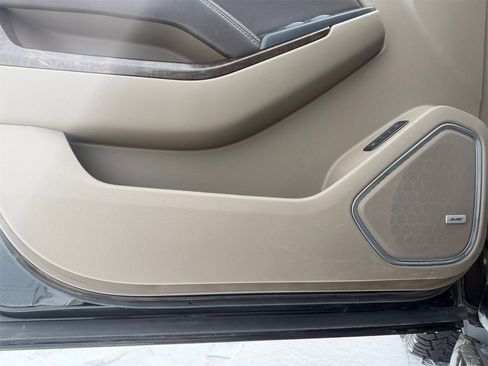 Used 2018 Chevrolet Suburban LT image 19