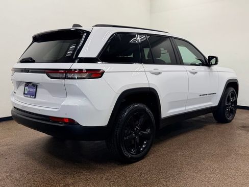 Used 2023 Jeep Grand Cherokee Altitude AWD/4WD image 7