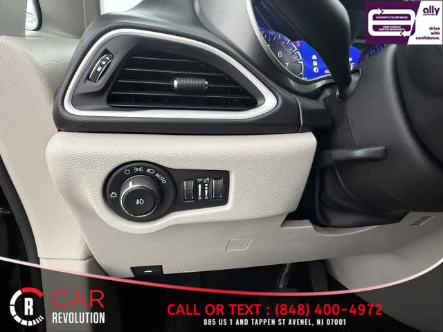 Used 2024 Chrysler Pacifica Touring-L FWD image 63