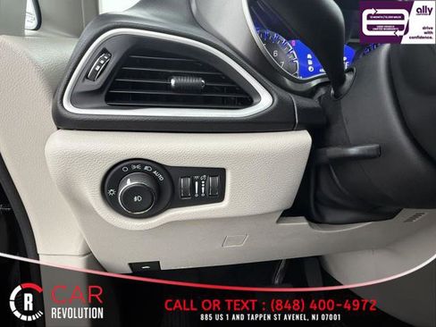 Used 2024 Chrysler Pacifica Touring-L FWD image 63