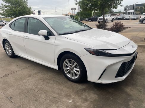 Used 2025 Toyota Camry LE w/ Convenience Package FWD image 4