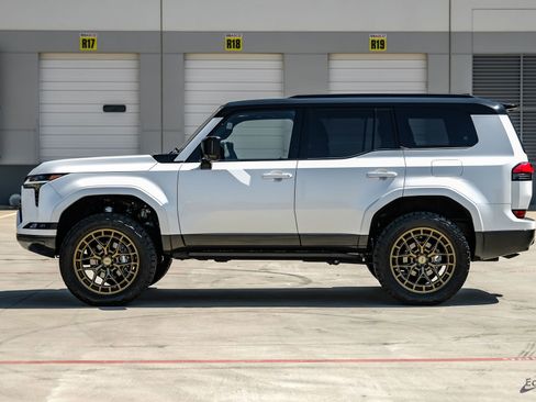 Used 2025 Lexus GX 550 w/ Accessory Package (2T) image 7