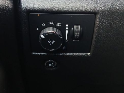 Used 2019 Jeep Grand Cherokee Laredo AWD/4WD image 12