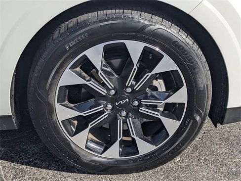 Used 2024 Kia Carnival EX image 9