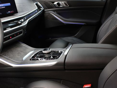 Used 2024 BMW X7 xDrive40i w/ Climate Comfort Package image 85