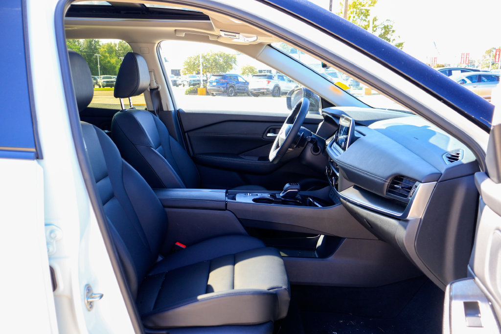 Certified 2026 Nissan Rogue Dark Armor FWD image 8