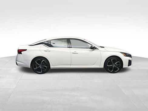 Used 2024 Nissan Altima 2.5 SR FWD image 6