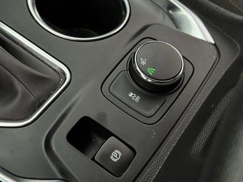 Used 2021 Chevrolet Traverse LS FWD image 21