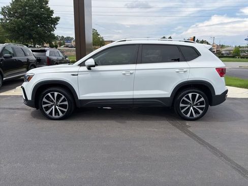 Used 2023 Volkswagen Taos SE w/ Panoramic Sunroof Package FWD image 5