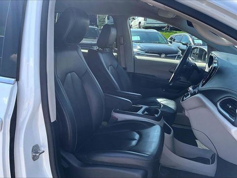 Used 2023 Chrysler Pacifica Touring-L FWD image 7