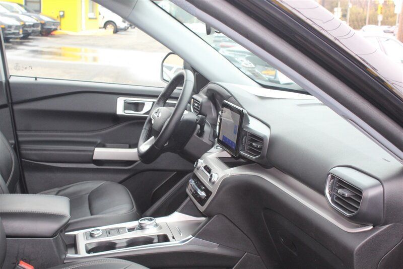 Used 2023 Ford Explorer XLT w/ Equipment Group 202A AWD/4WD image 19