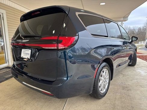 Used 2024 Chrysler Pacifica Touring-L image 8