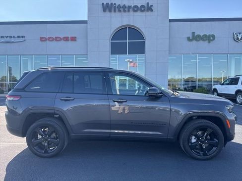 Used 2023 Jeep Grand Cherokee Limited w/ Luxury Tech Group II image 3