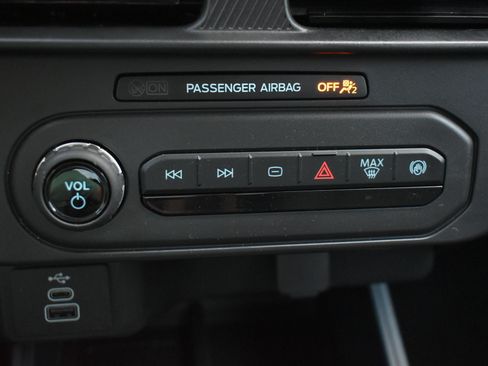 Used 2025 Ford Maverick XL w/ Equipment Group 102A AWD/4WD image 26