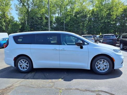 New 2026 Chrysler Pacifica Select image 2