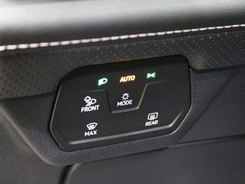 Used 2024 Volkswagen Atlas SE FWD image 17