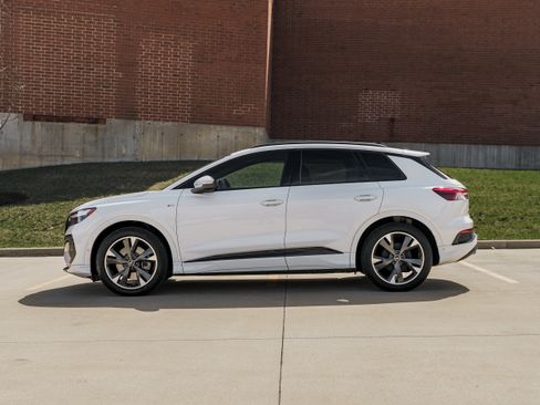 Used 2024 Audi Q4 e-tron Premium Plus w/ Premium Plus image 6