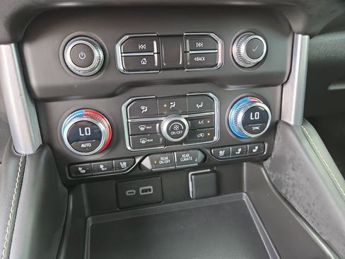 Used 2023 GMC Yukon SLT w/ SLT Premium Package AWD/4WD image 32