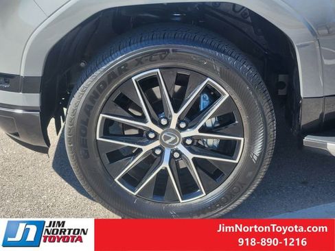 Used 2025 Lexus GX 550 w/ Accessory Package (2T) image 13