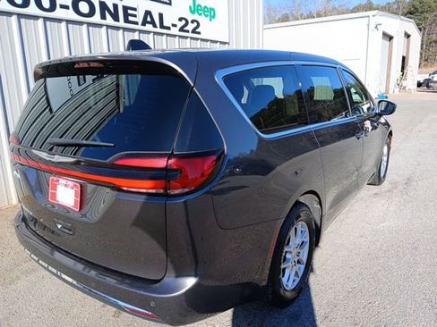 Used 2023 Chrysler Pacifica Touring-L image 3