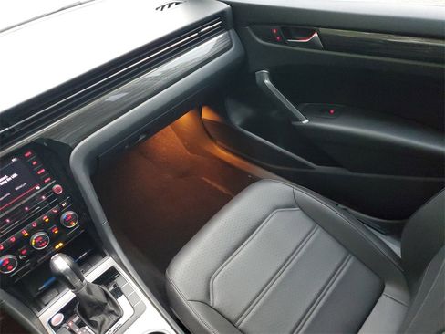 Used 2020 Volkswagen Passat 2.0T R-Line image 11