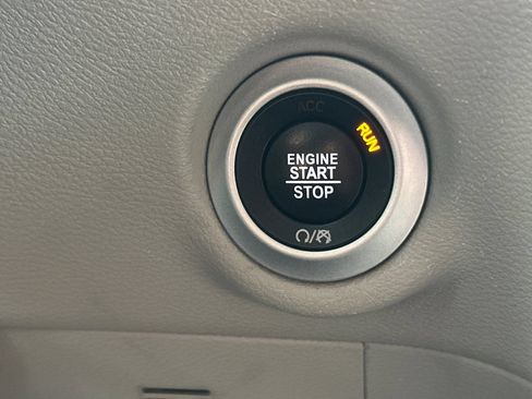 Used 2023 Chrysler Pacifica Touring-L FWD image 29
