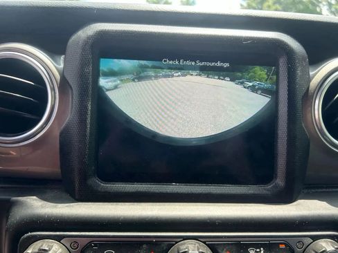 Used 2018 Jeep Wrangler Unlimited Sahara image 17